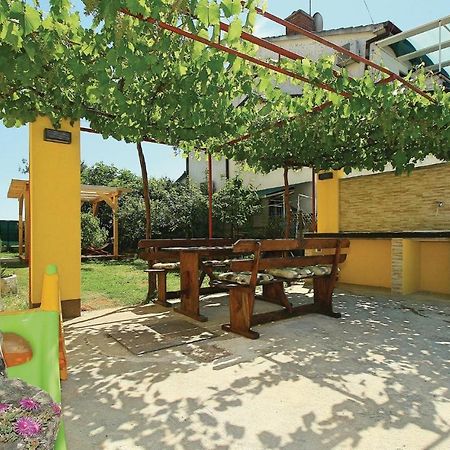 Awesome Apartment In Umag With 2 Bedrooms And Wifi Buitenkant foto