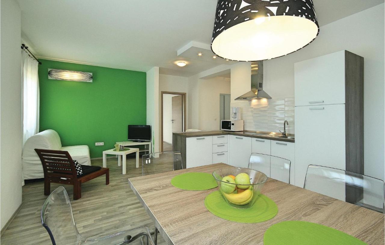 Awesome Apartment In Umag With 2 Bedrooms And Wifi Buitenkant foto