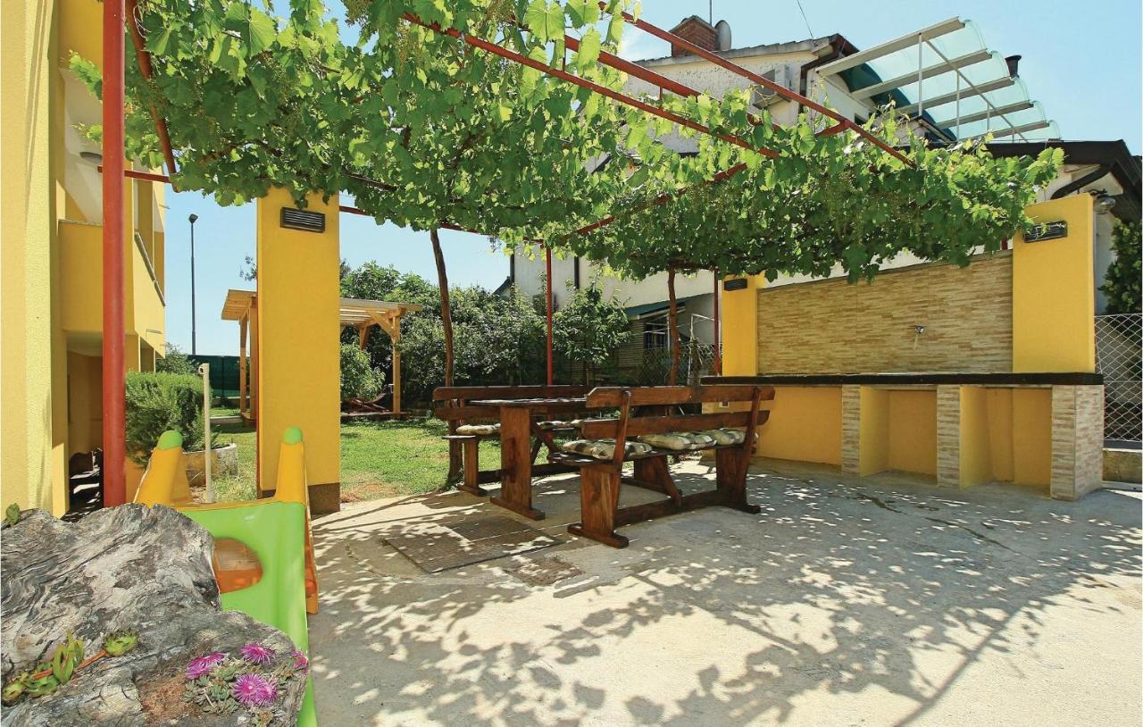 Awesome Apartment In Umag With 2 Bedrooms And Wifi Buitenkant foto