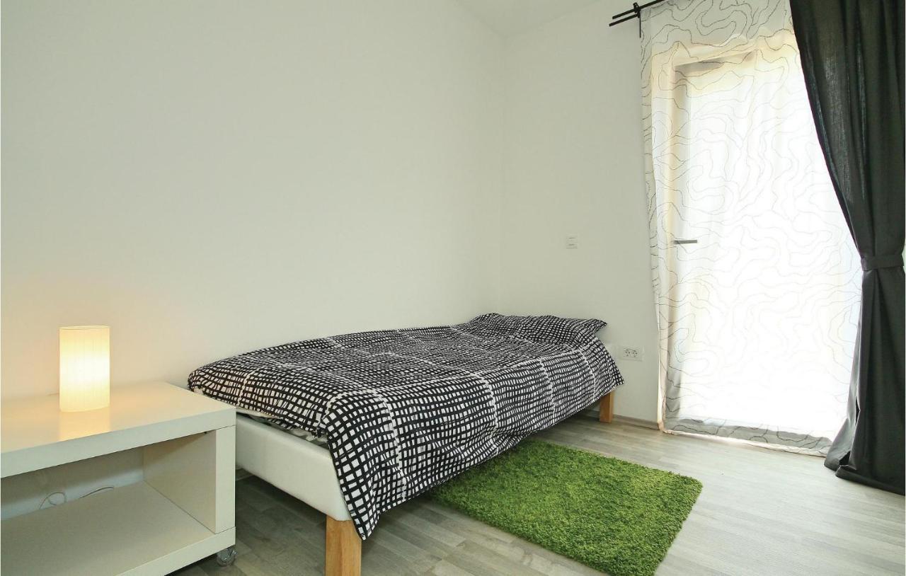 Awesome Apartment In Umag With 2 Bedrooms And Wifi Buitenkant foto