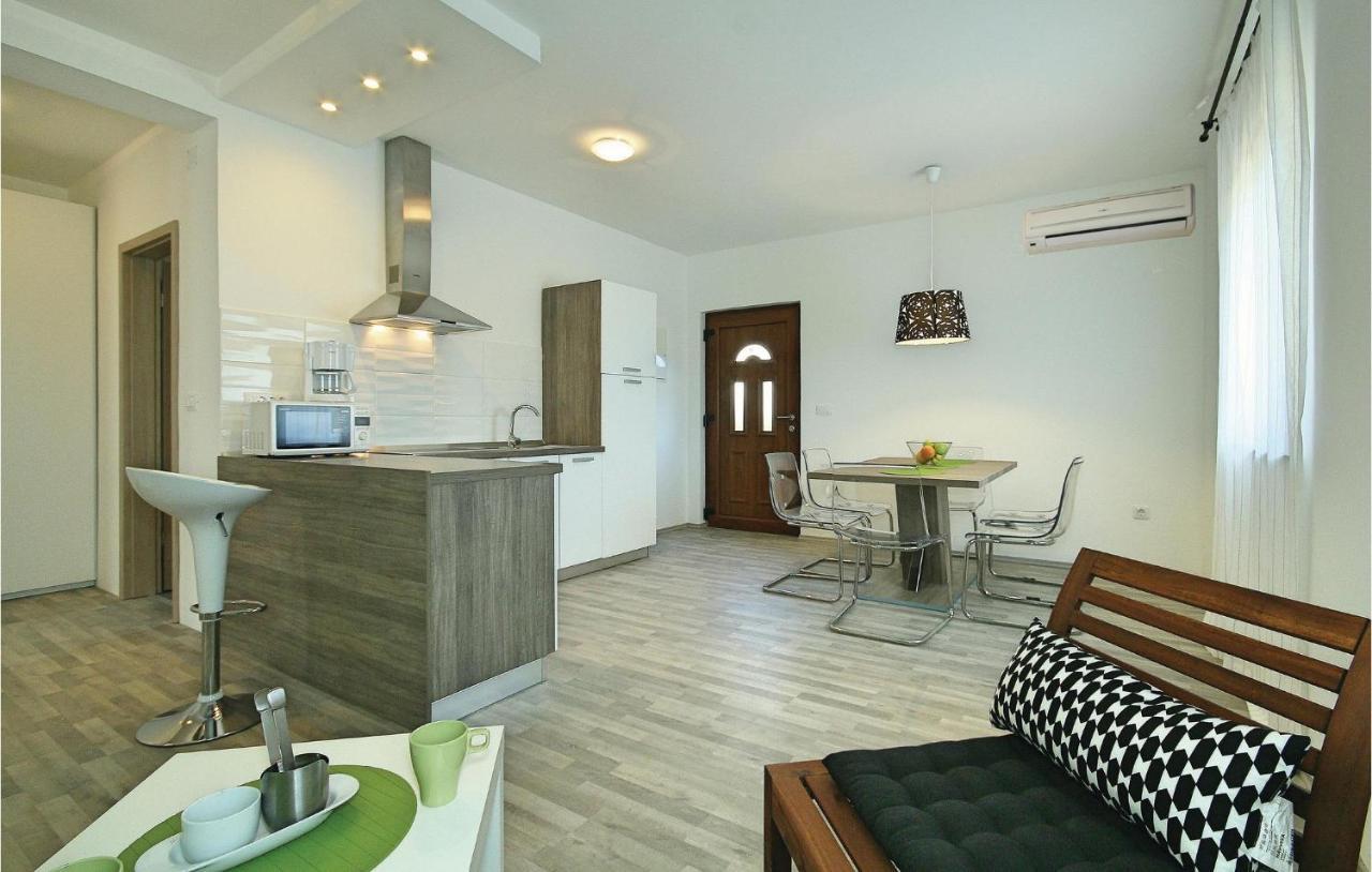 Awesome Apartment In Umag With 2 Bedrooms And Wifi Buitenkant foto