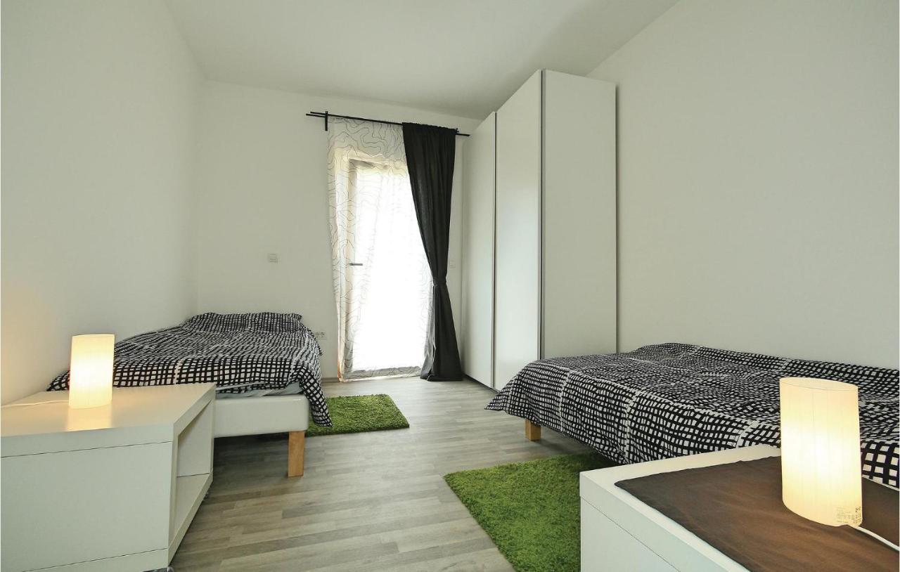 Awesome Apartment In Umag With 2 Bedrooms And Wifi Buitenkant foto