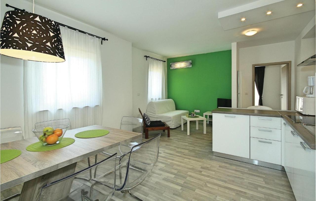 Awesome Apartment In Umag With 2 Bedrooms And Wifi Buitenkant foto